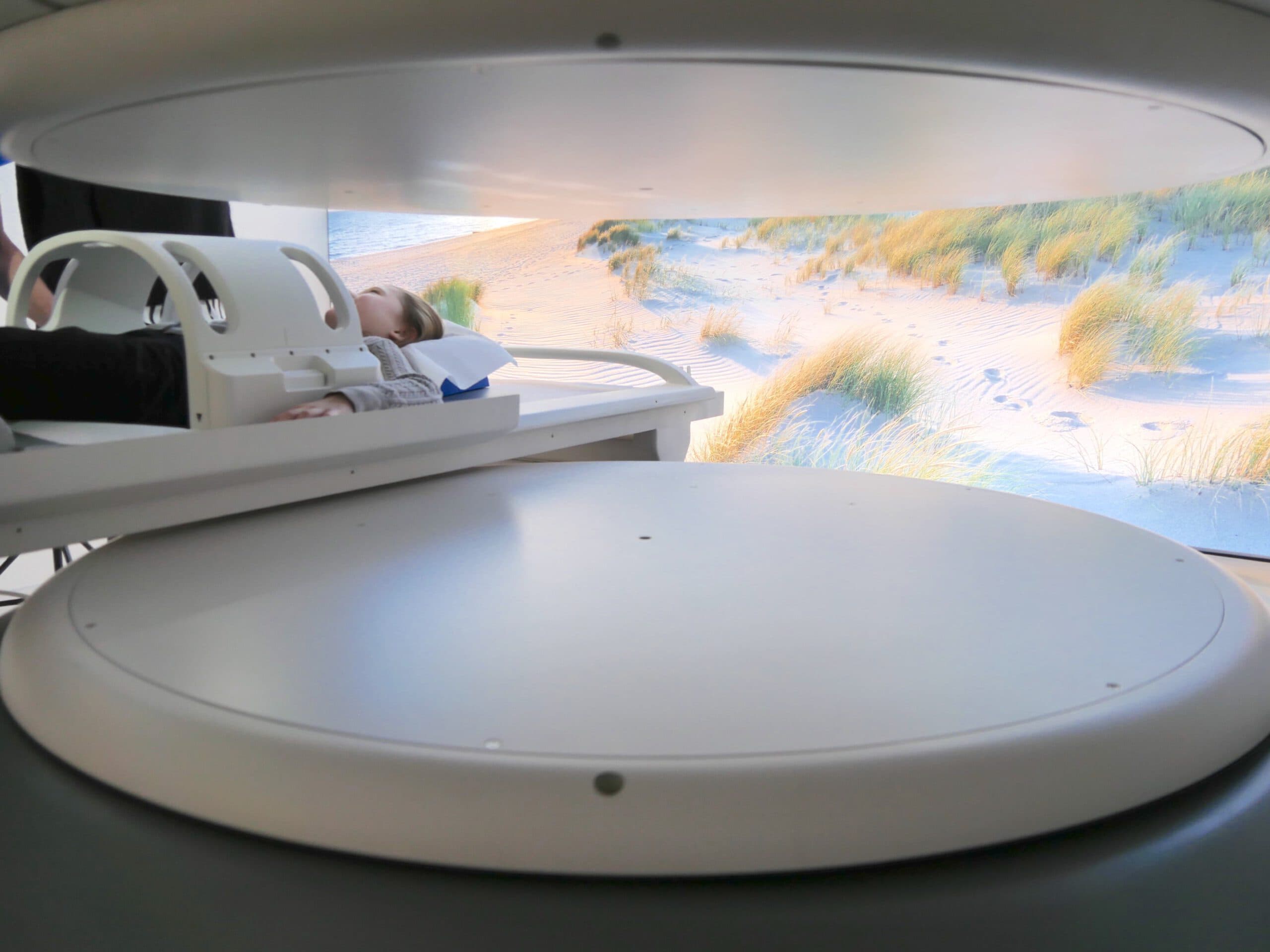 Offene MRT-Untersuchung mit Kind und Begleitperson