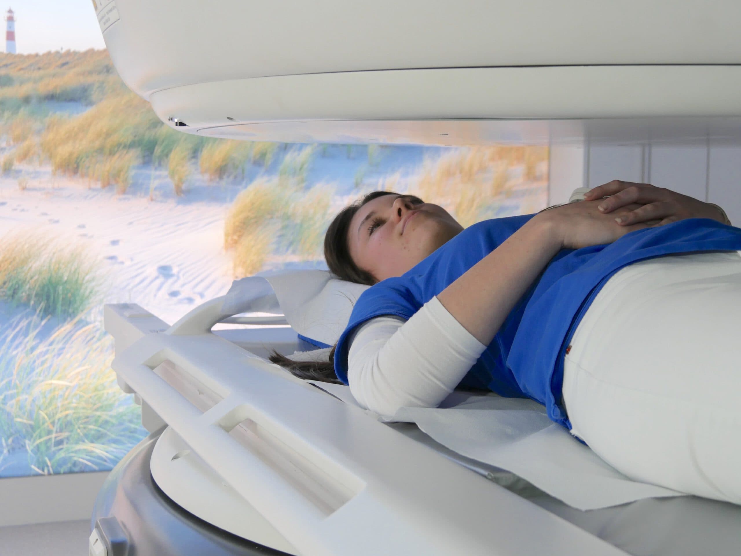 Patient bei einer offenen MRT-Untersuchung